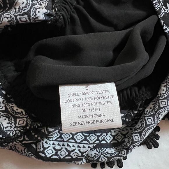 Romeo & Juliet Couture Crewneck Boho Print Lace Trim Playsuit Romper Size Small - Picture 7 of 7